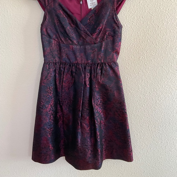 Sleeveless shiny black and maroon pleated party dress - Picture 1 of 3